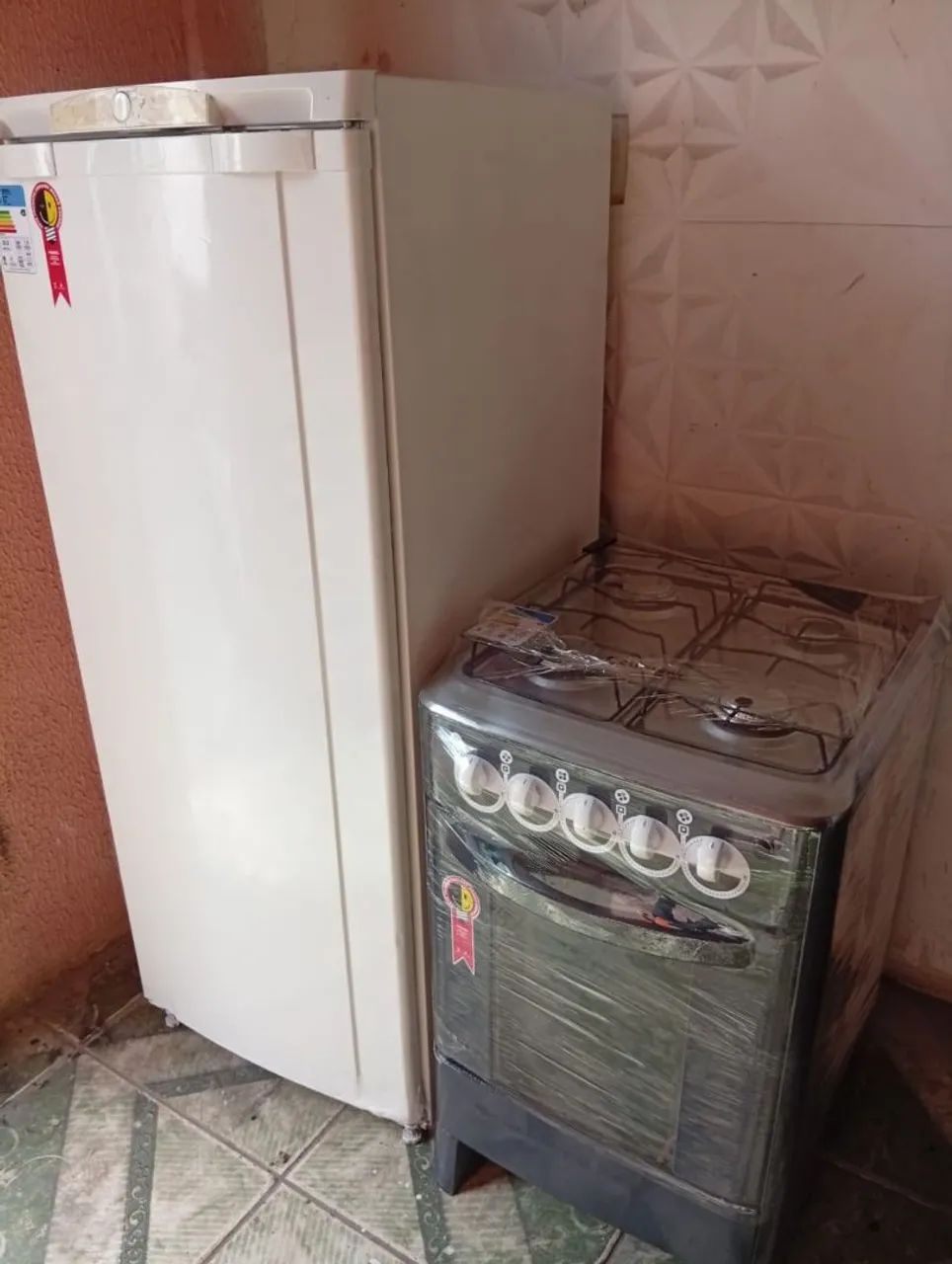 Geladeira e fogão funcionando perfeitamente 