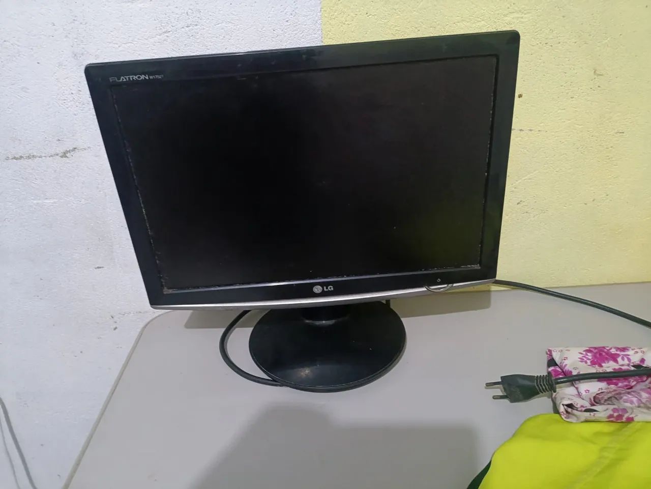 LG Monitor (with defect)64308010458625120