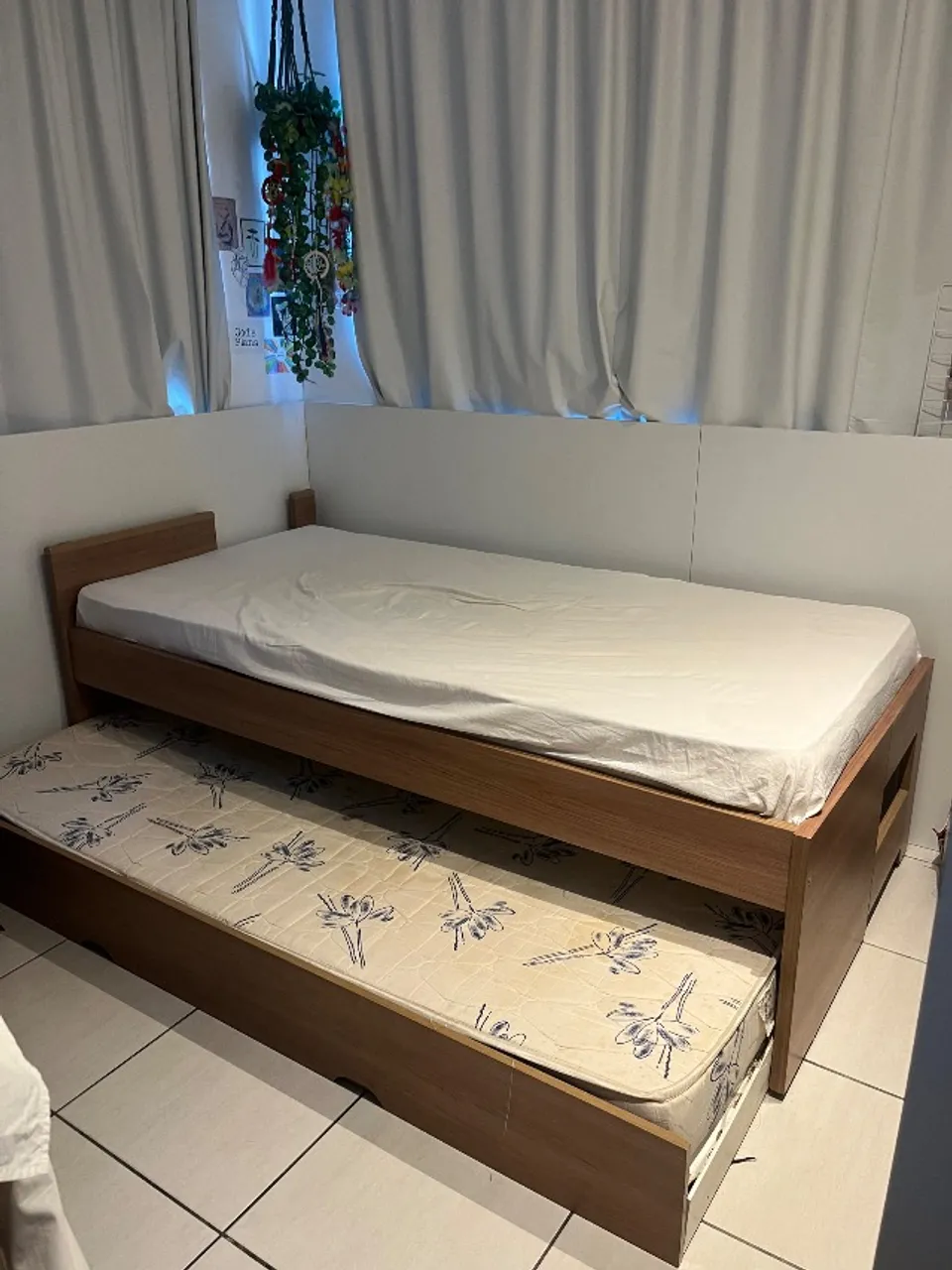 Cama em madeira com cama auxiliar e 2 colchões