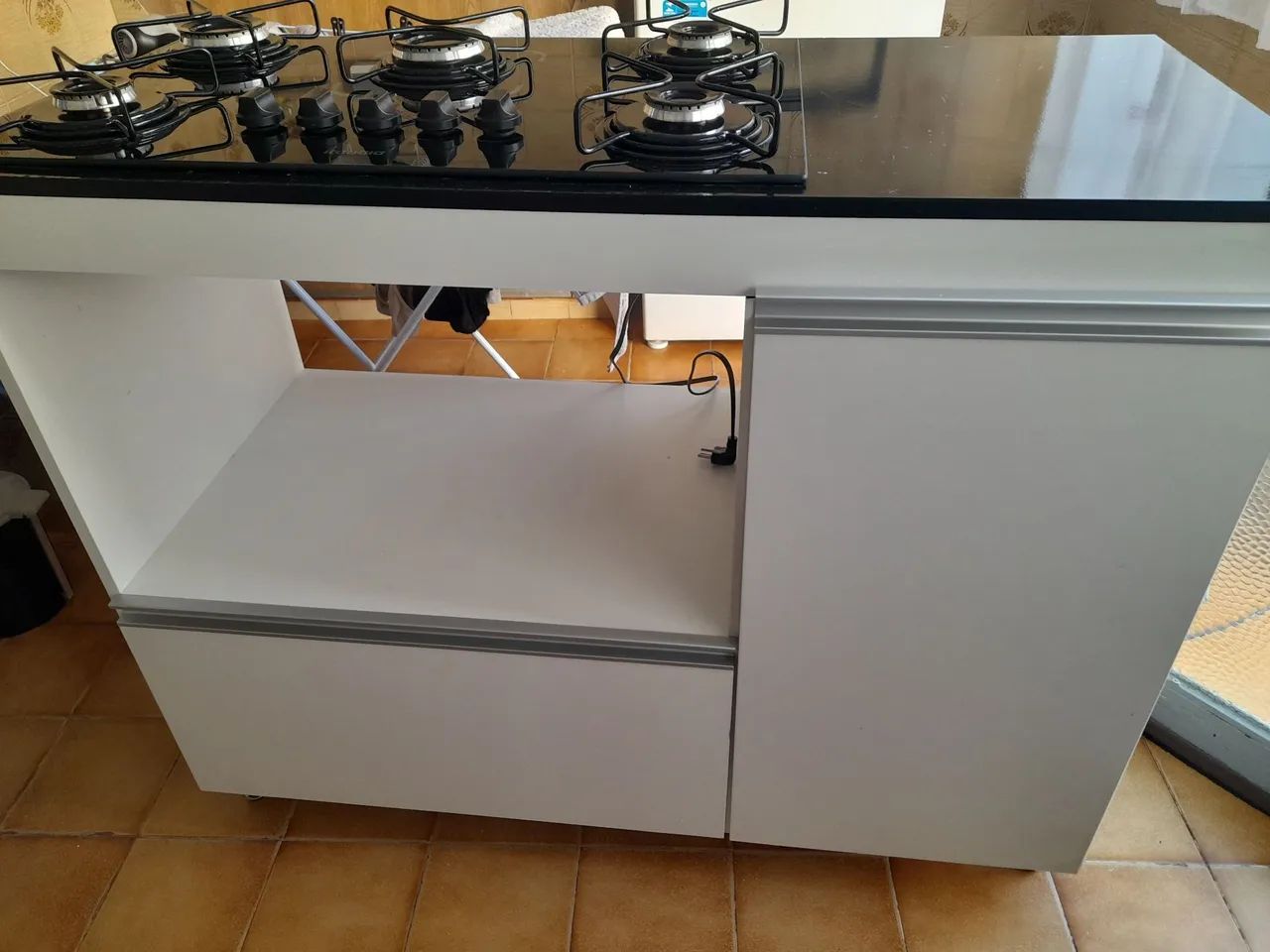 Armário de cozinha branco com cooktop  - Foto 2