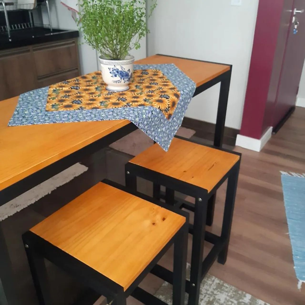 Conjunto mesa e banquetas industrial