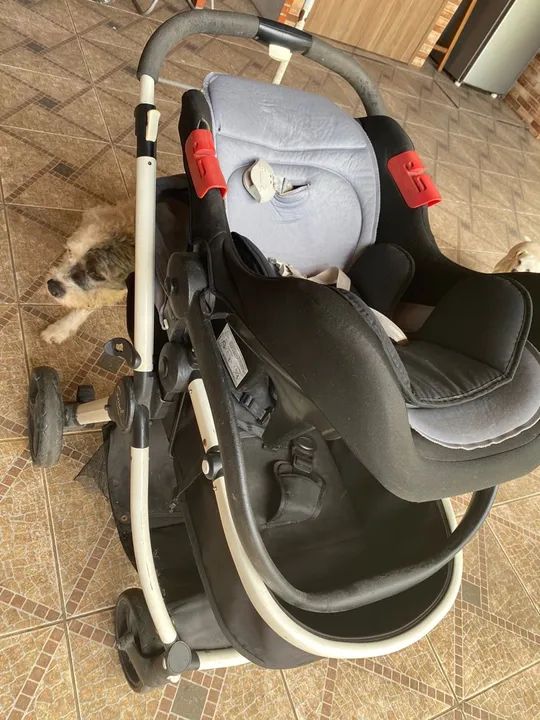 Carrinho de bebê com bebê conforto