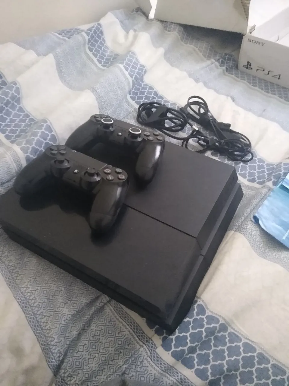 PlayStation 4 com 2 Controles e 70+ jogos- Pronta Entrega!