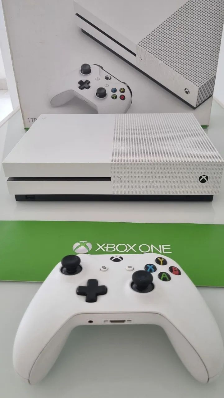 Xbox One S - 1Tb - Muito novo
