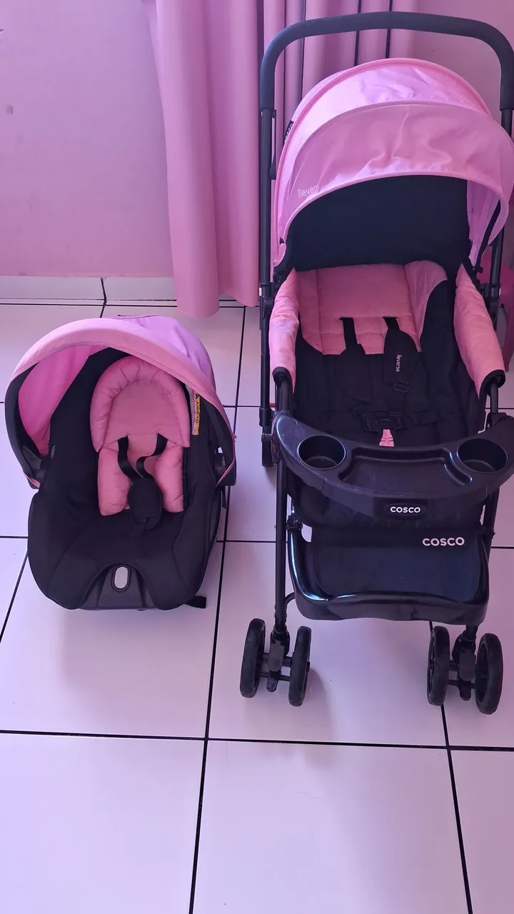 Carrinho de bebê e bebê conforto rosa