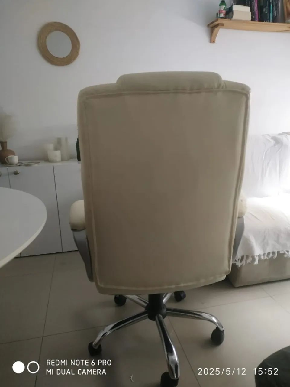 cadeira de escritório estofada em couro sintético ( com marcas de uso) - Foto 3