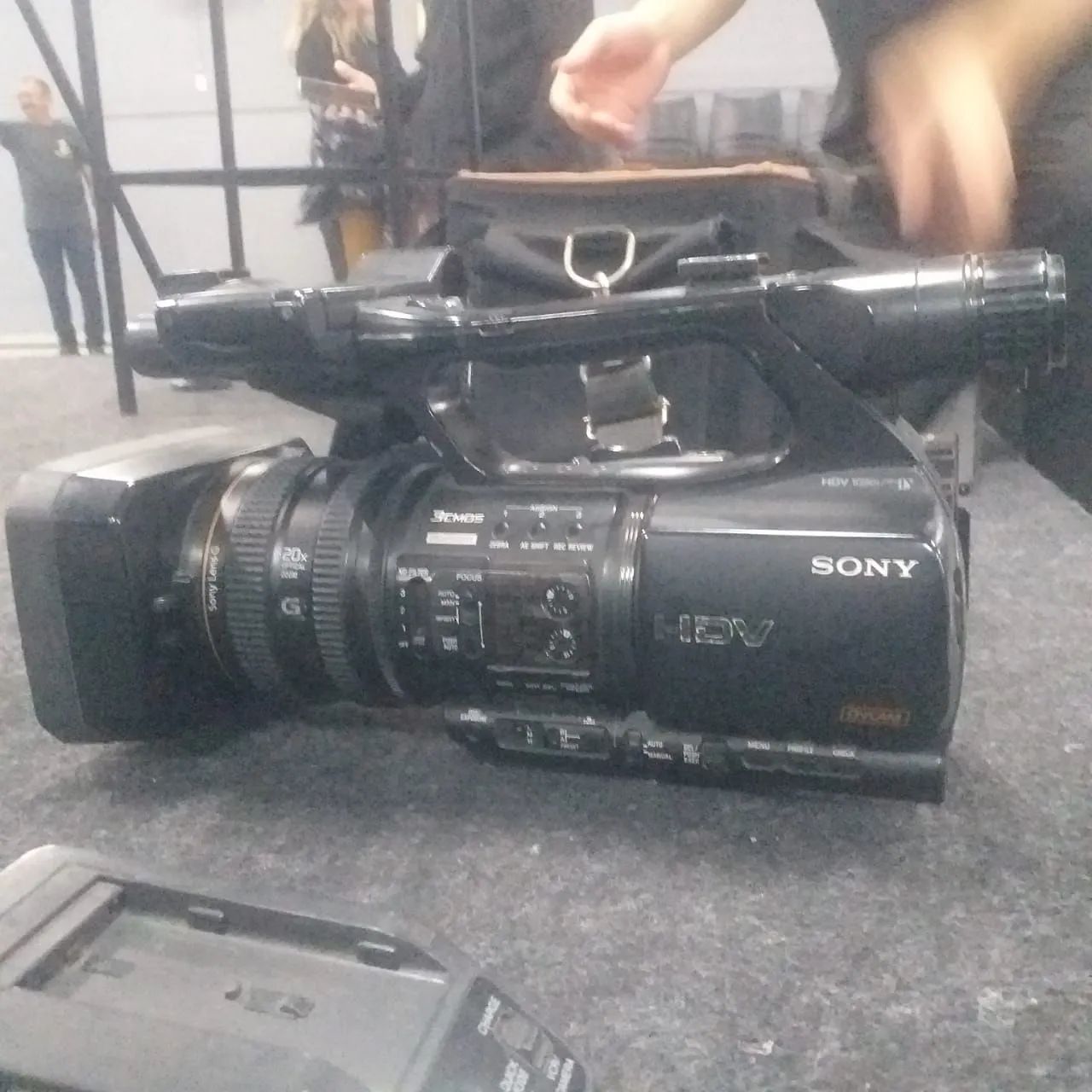 Filmadora Sony Z5 + tripé e cartão de memória 
