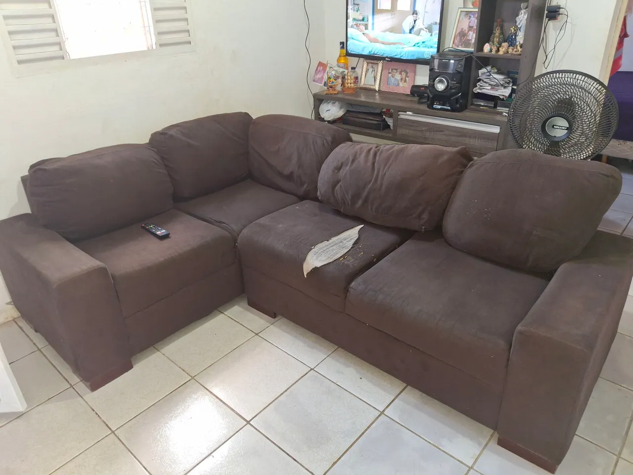 Sofá de canto marrom espaçoso