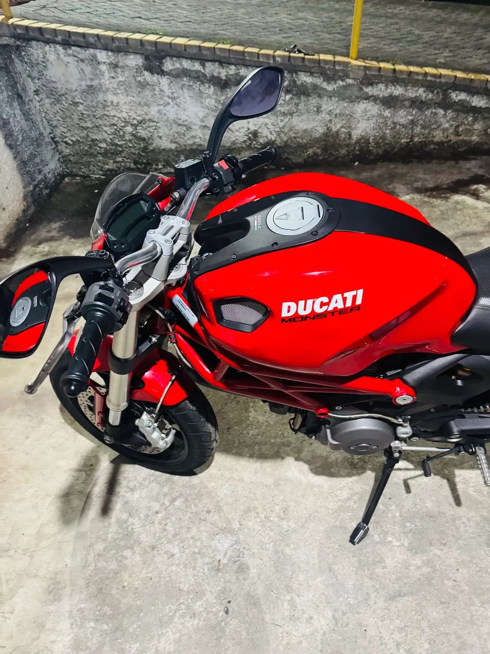 Ducati Monster 796 muito nova 