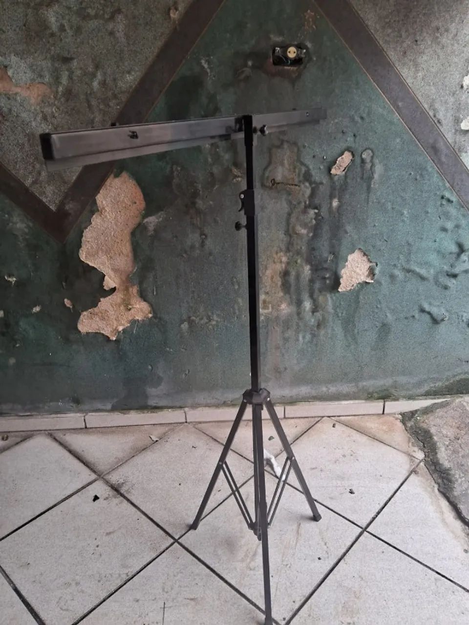 Suporte tripé para tela projetora