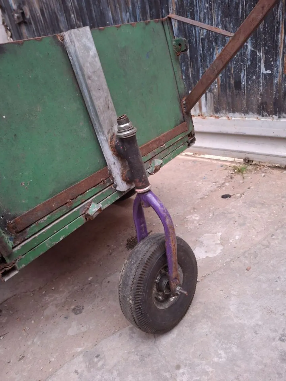Carrinho de mão reforçado