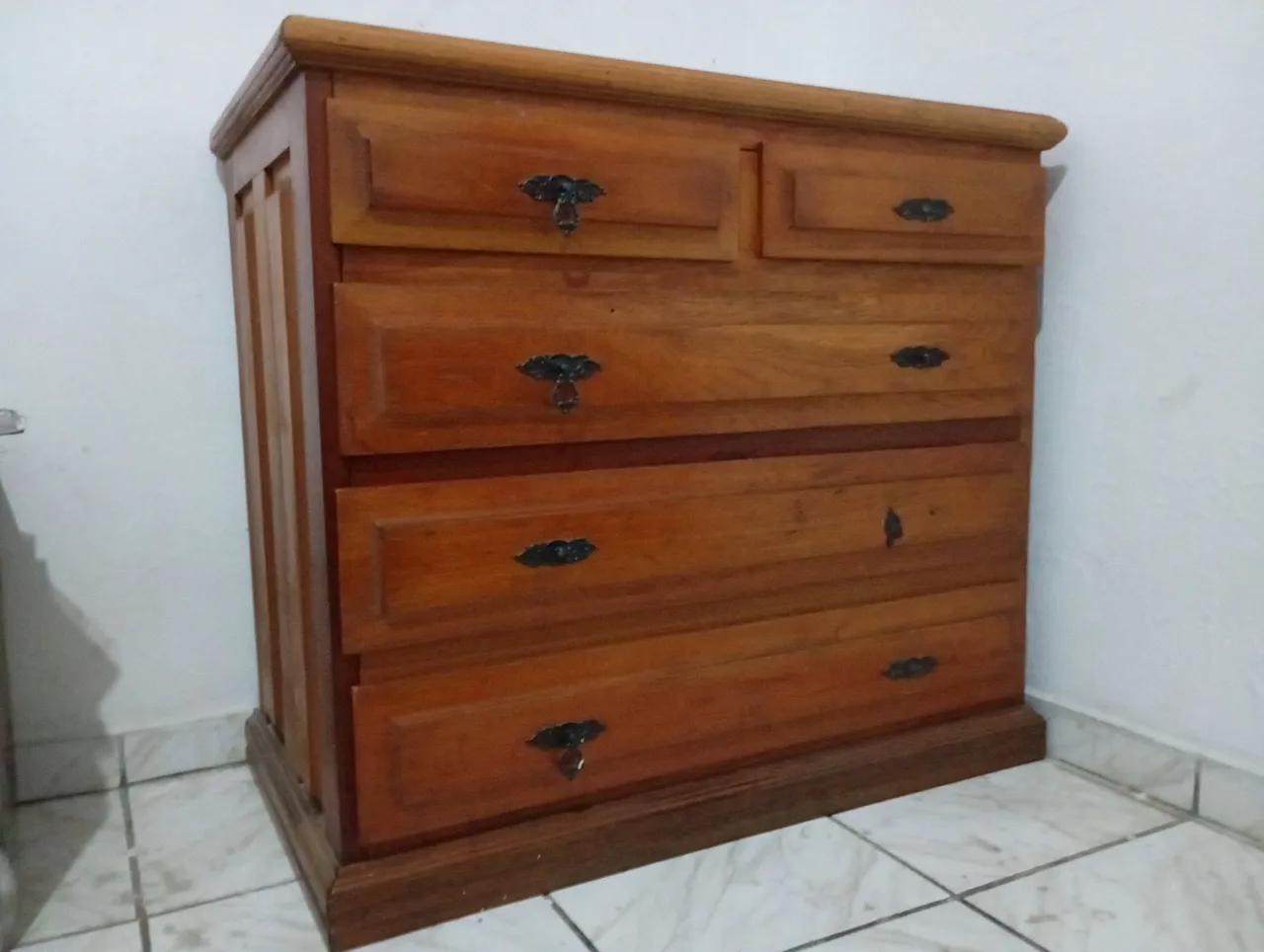 Cômoda de Madeira Clássica - Organização e Estilo!