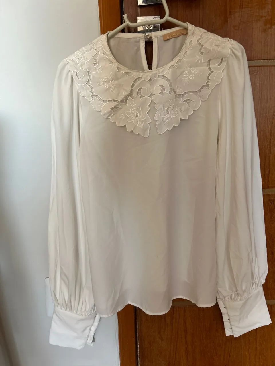Blusa branca com gola bordada - Foto 3
