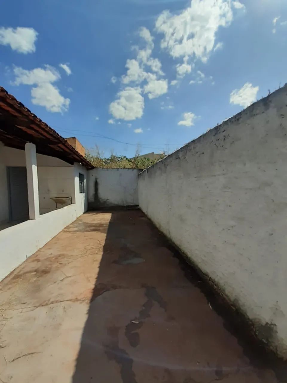 OPORTUNIDADE! Casa 3 quartos com barracão no fundo - Foto 3
