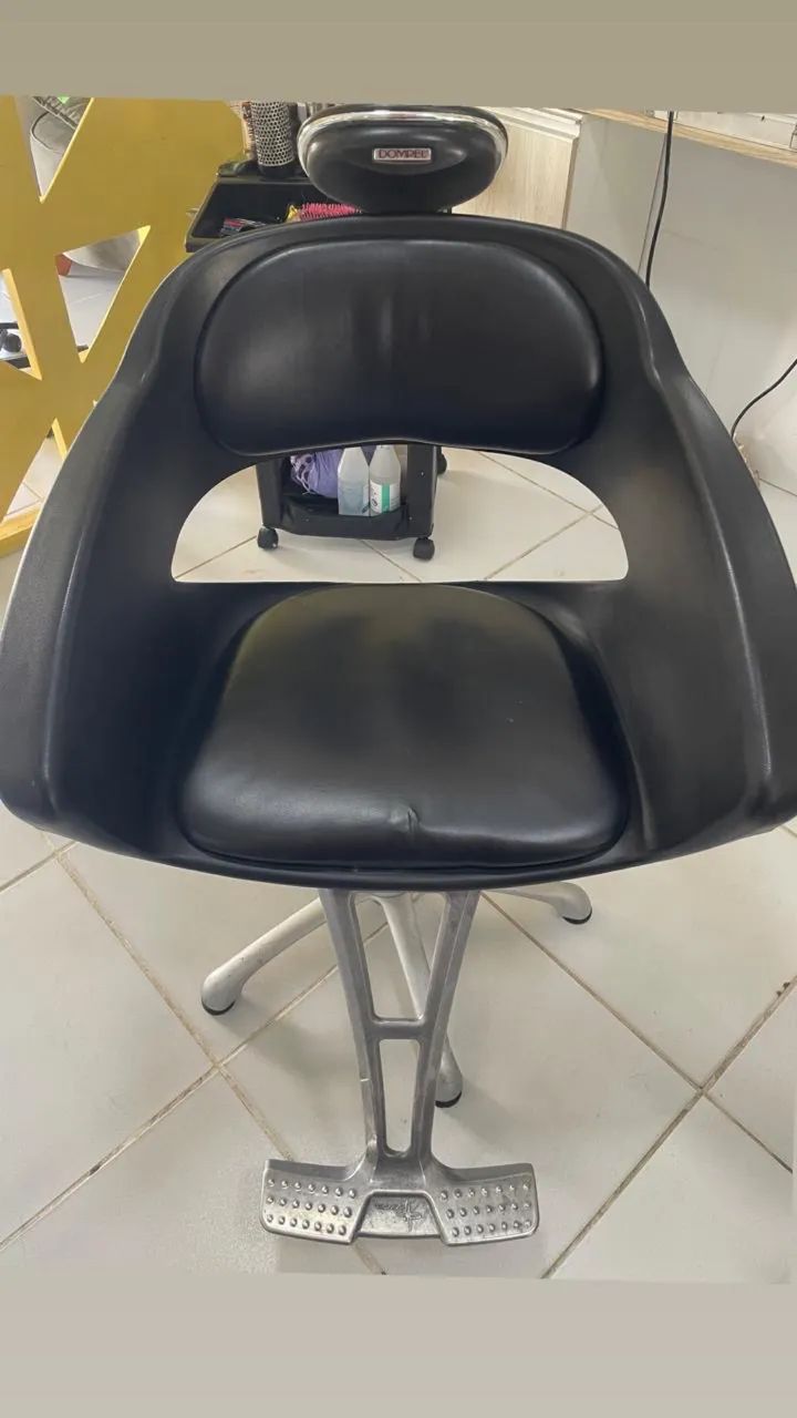 Cadeira de Salão Dompel semi nova 