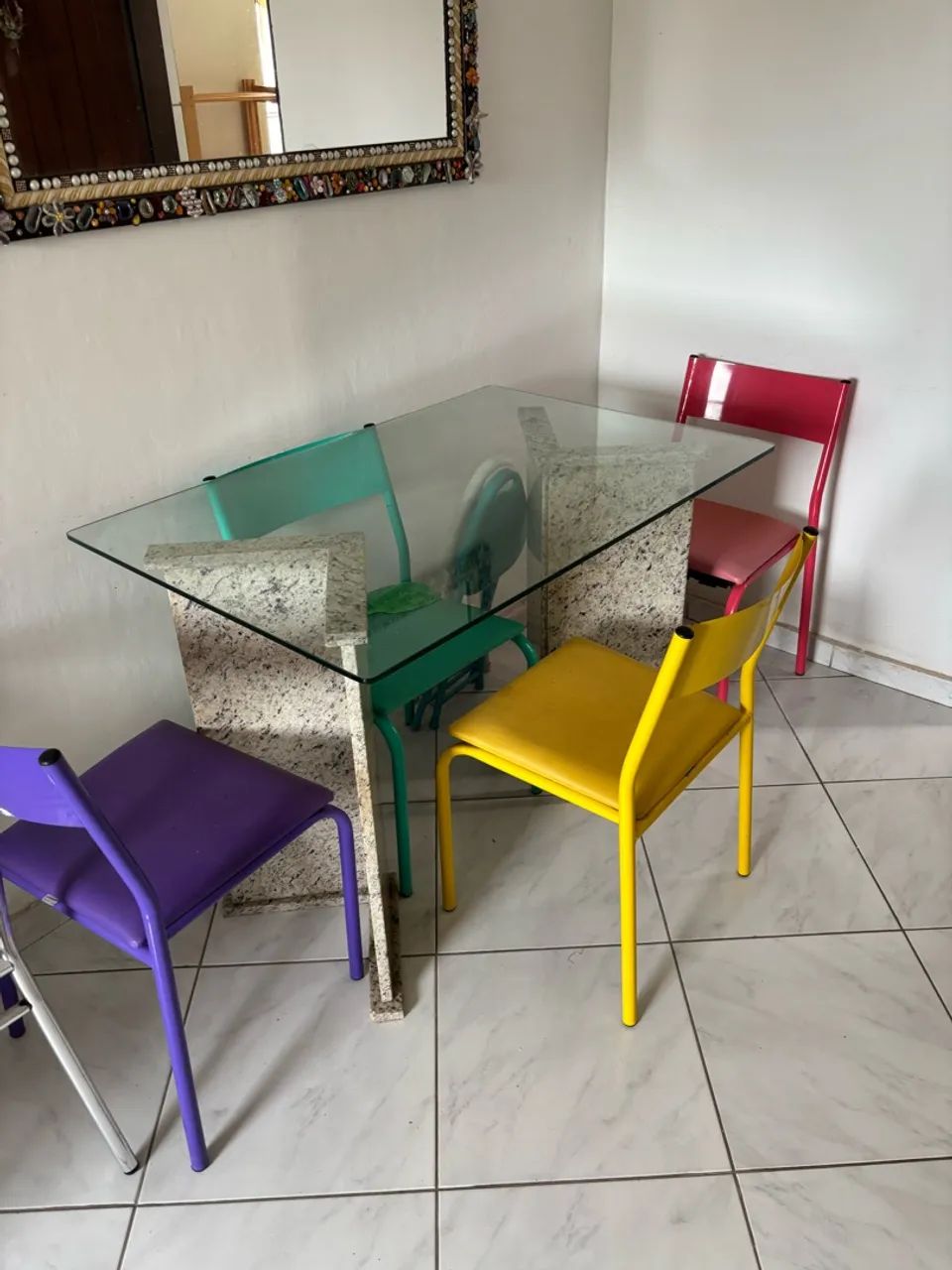 Conjunto de mesa e cadeiras