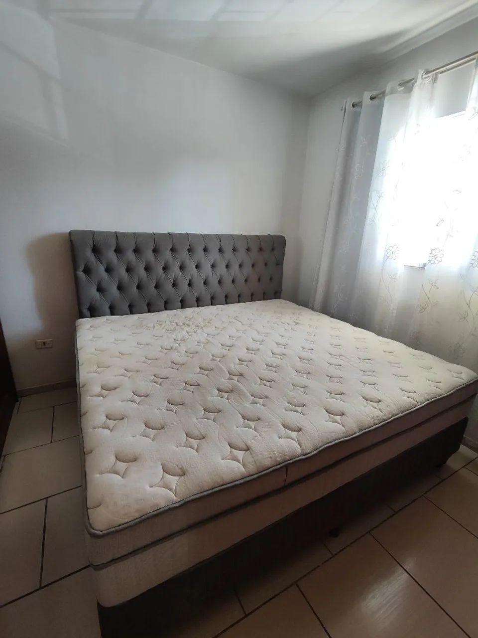Cama box com colchão e cabeceira King Size