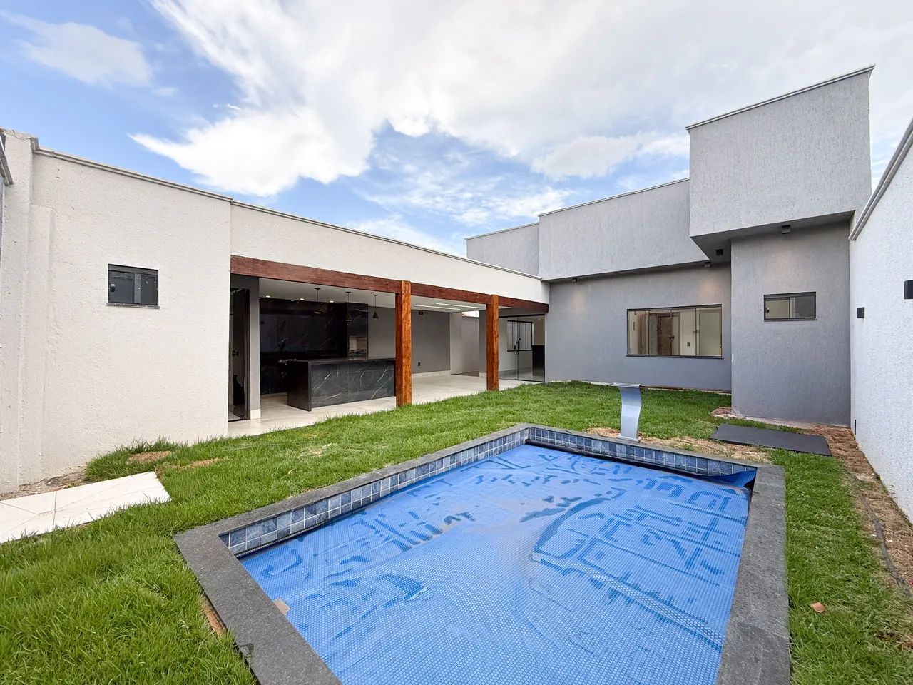 CASA COM 3 SUÍTES 185M² BAIRRO CARDOSO