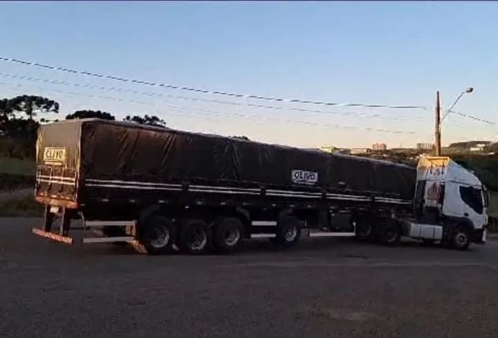 Vende-se  Iveco e graneleira - Foto 3