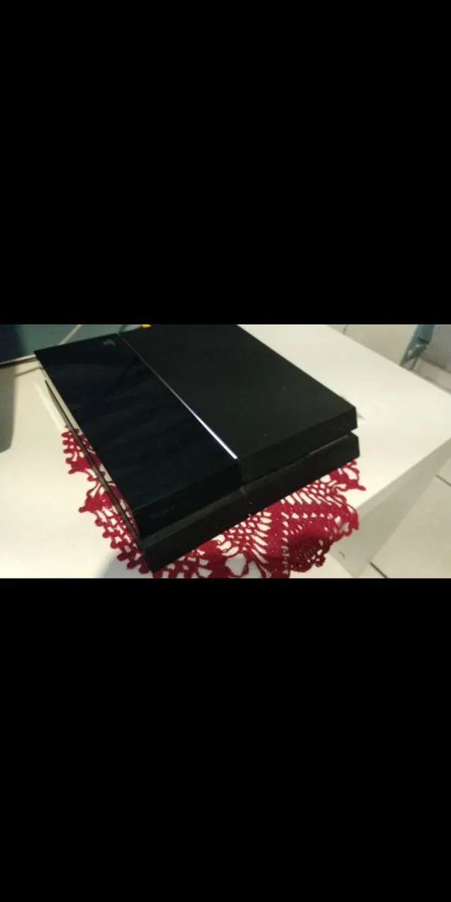 PS4 com dois controles 