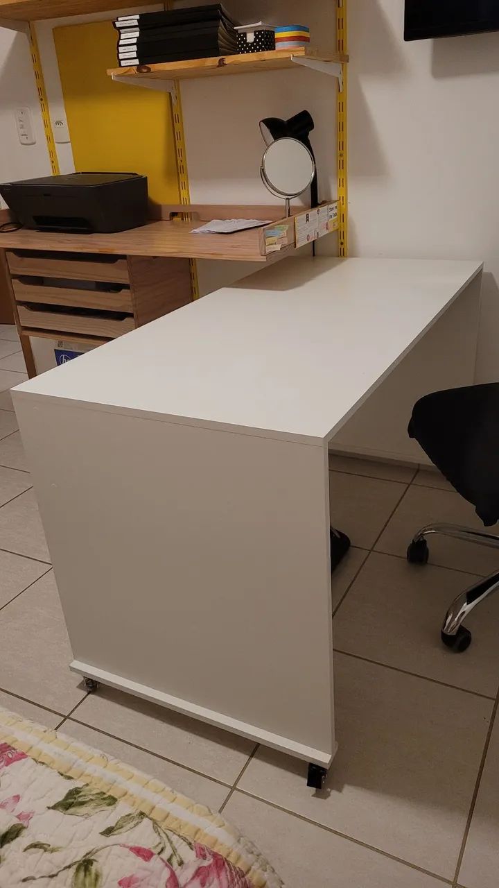 Mesa branca com rodinhas