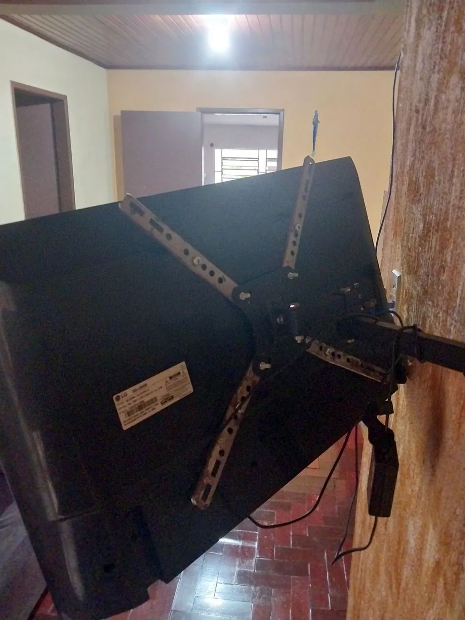 Tv 32 polegadas LG  ela está na parede porém tem os pezinhos 