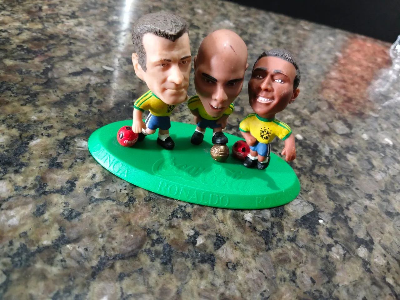 e 1998, retratando os jogadores dunga, ronaldo - Foto 5
