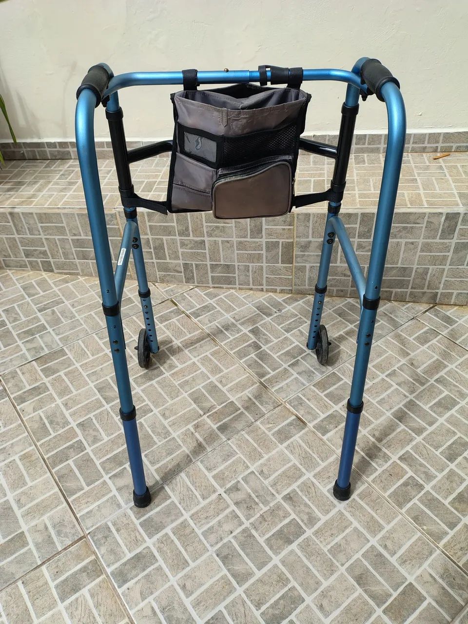 Andador c/rodas e regulagem perfeito estado  - Foto 3