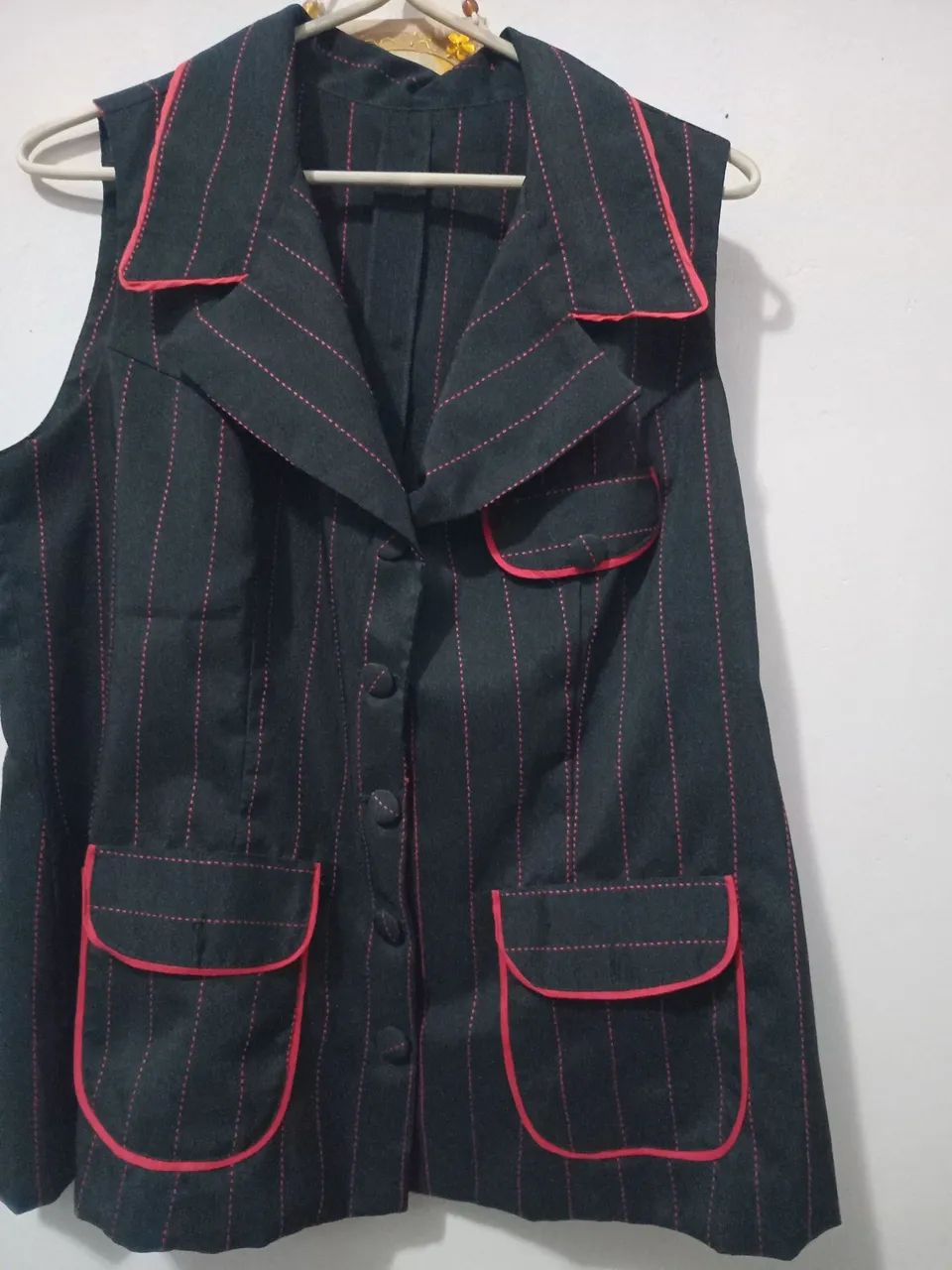 Conjunto Risco de giz preto com listas vermelha.