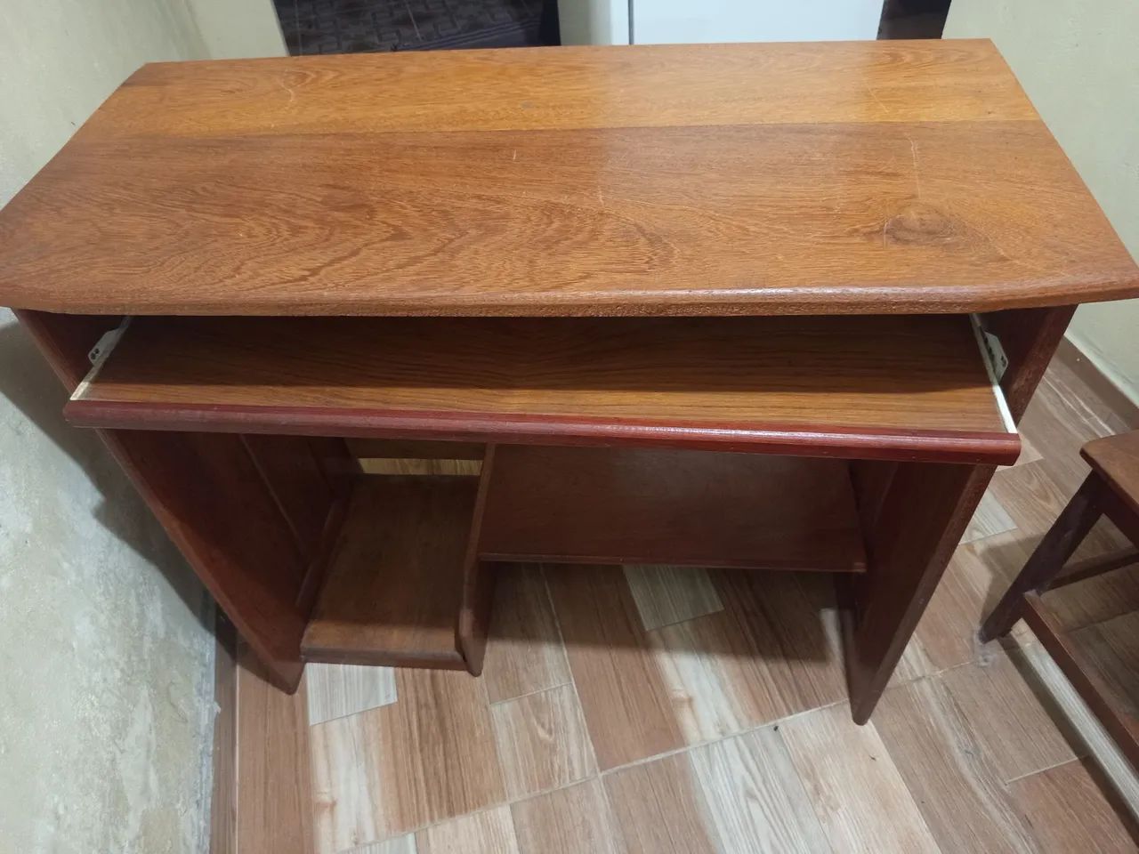 Vendo 1 Rack de madeira maciça para computador, notebook em perfeito estado!!! - Foto 3