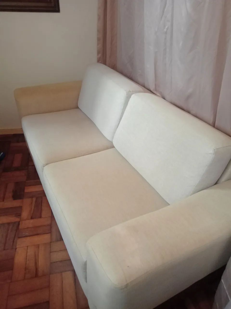 Vendo sofá  de 2 lugares medindo  190×90   em excelente estado. 