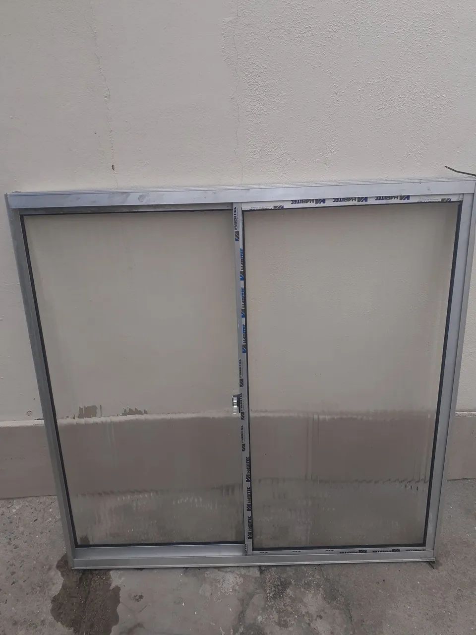 Janela nova 1,00 x 1,00 cm  nova com adesivos