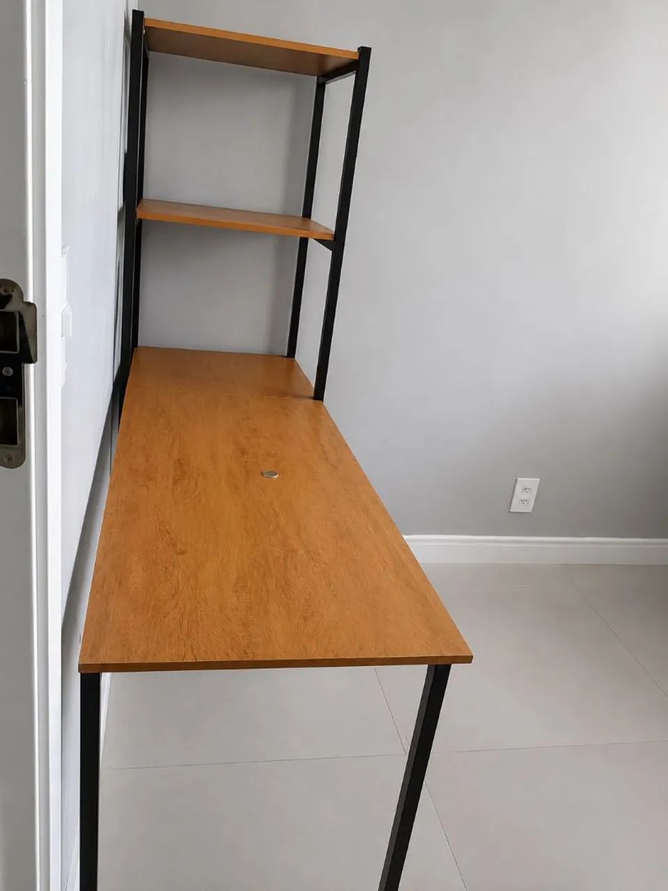 Mesa de escritório com estante - Foto 2