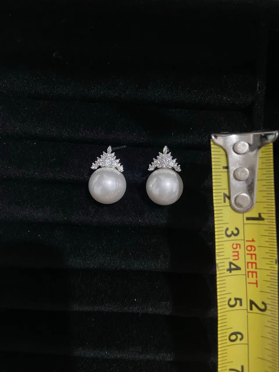 Brincos prateados com esferas pérolas estilo princesa  - Foto 4