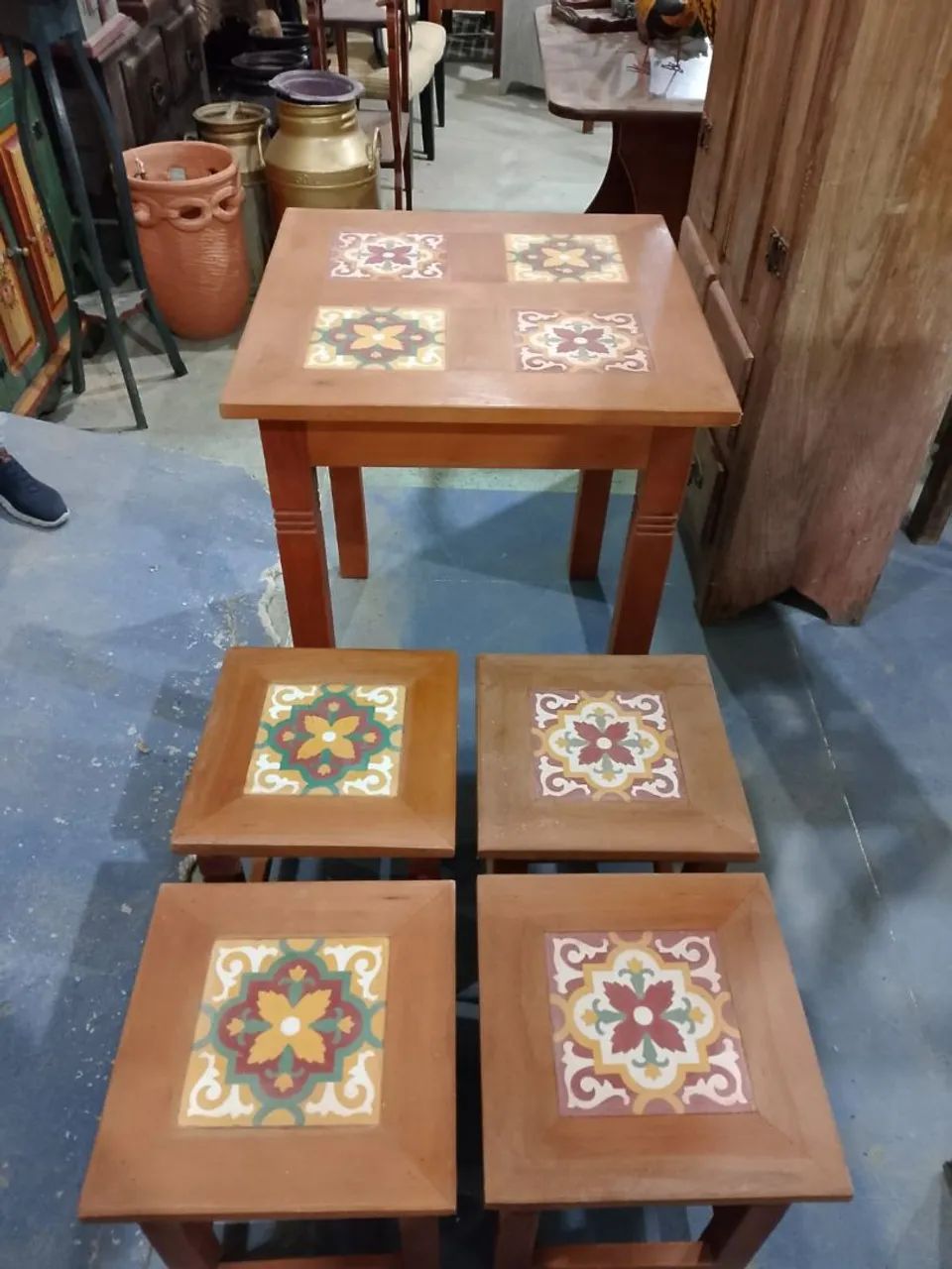 Mesa 4 bancos madeira.