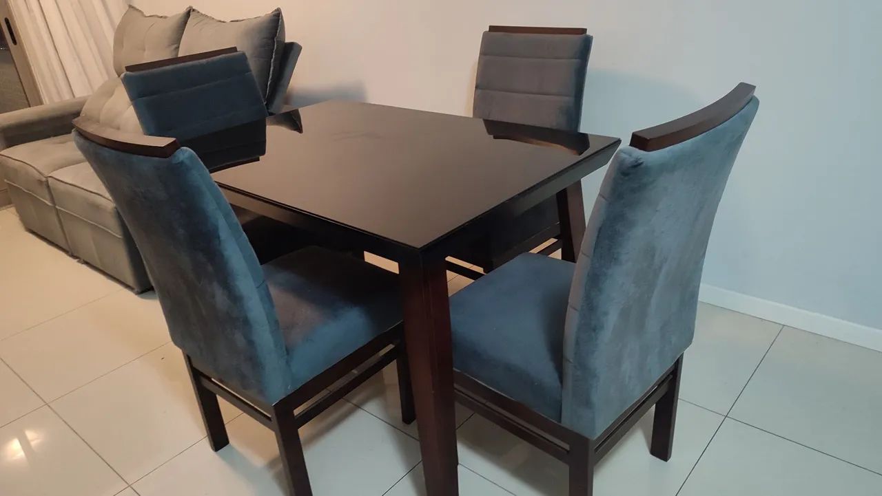 Mesa de vidro com 4 cadeiras 