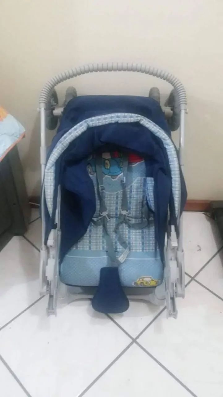 Carrinho de bebê azul
