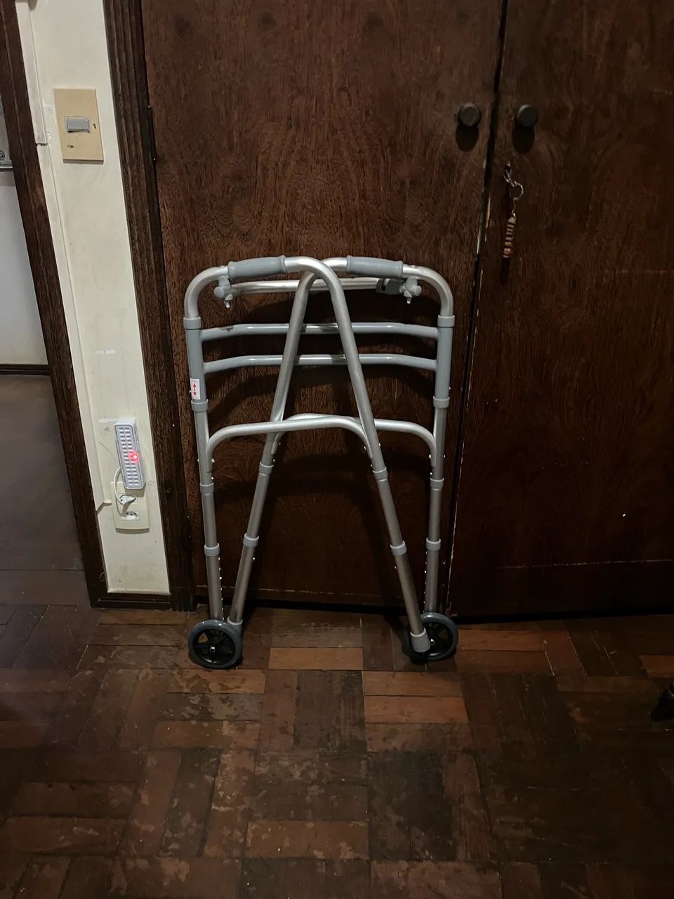 Andador idoso adulto articulado com rodinhas - Foto 4