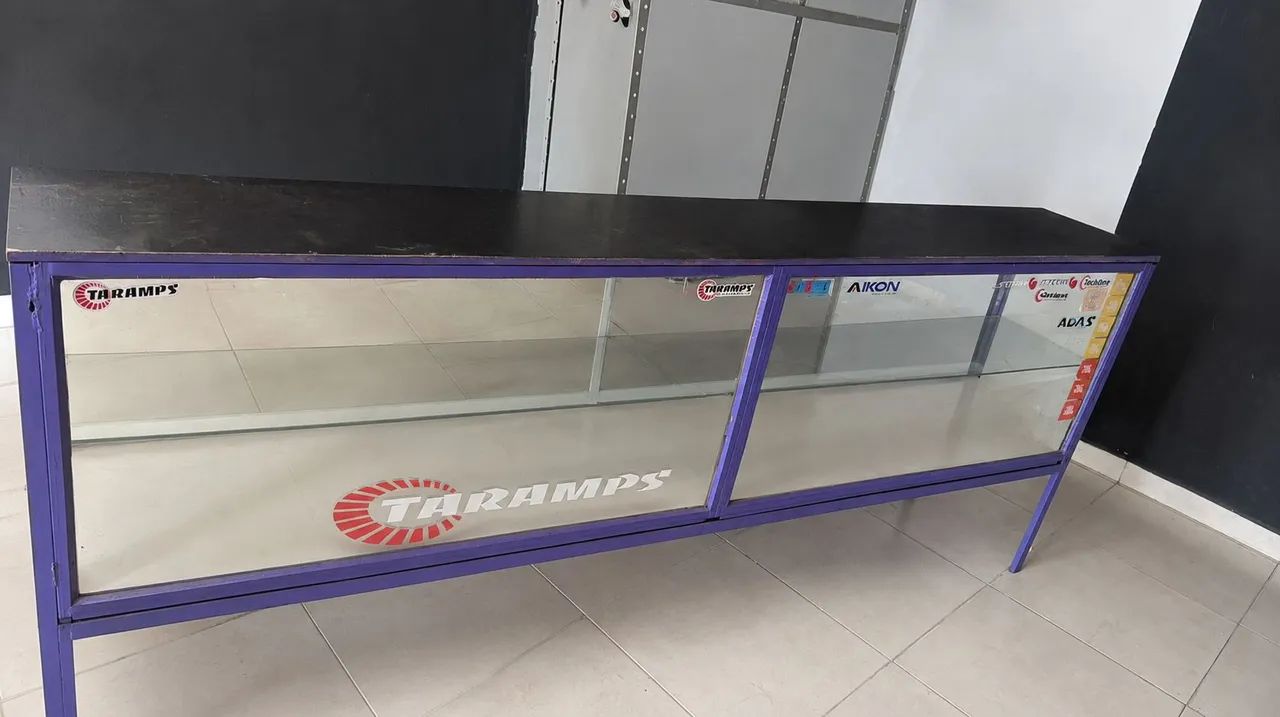 Balcão Expositor de Vidro - Grande, Resistente e Ideal para Loja