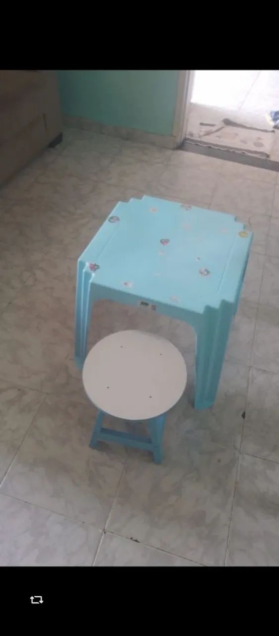 Vendo mesa e banco para criança 