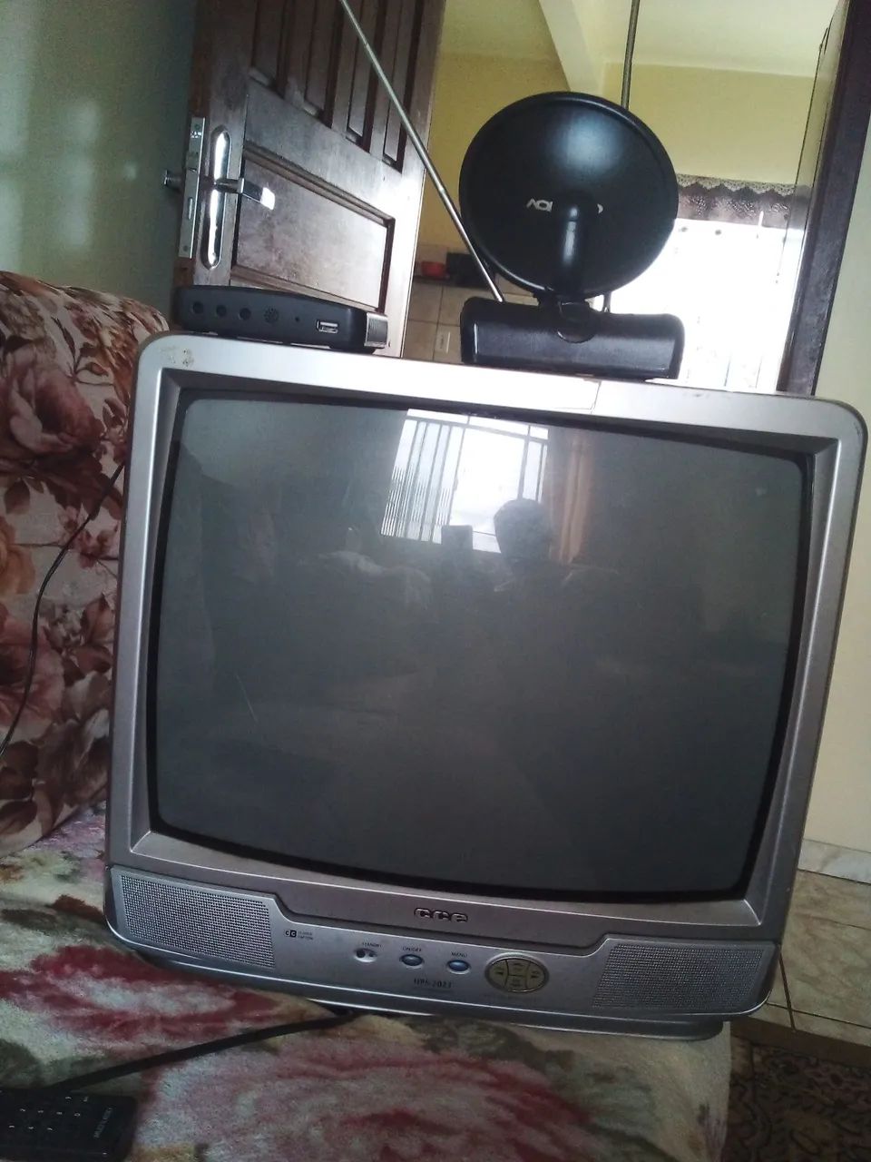 Tv usada bom estado com conversor e antena - Foto 2