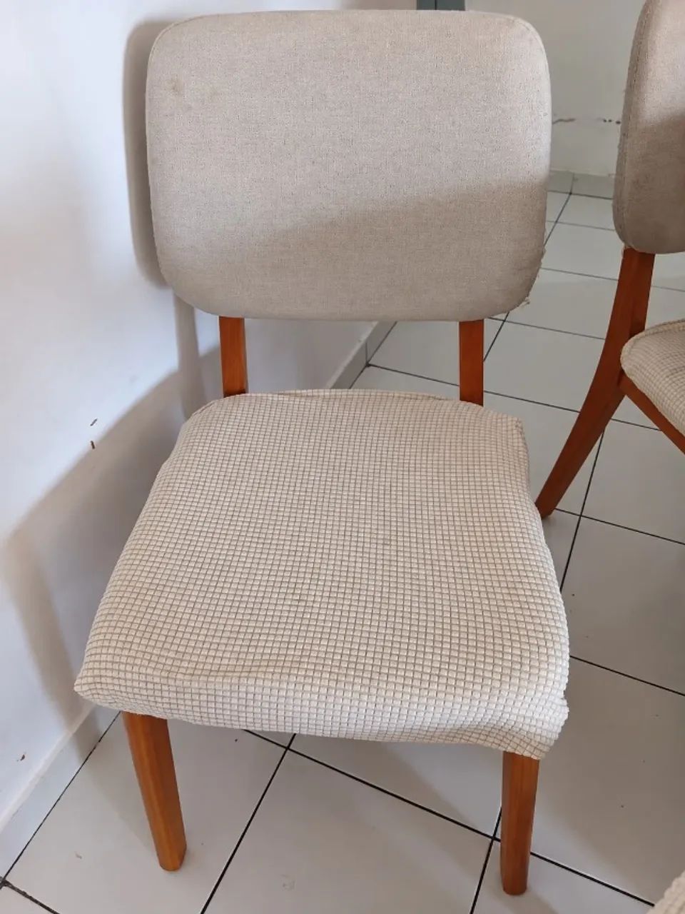 Mesa de Jantar Triangular em Madeira + 6 Cadeiras Estofadas - Foto 3