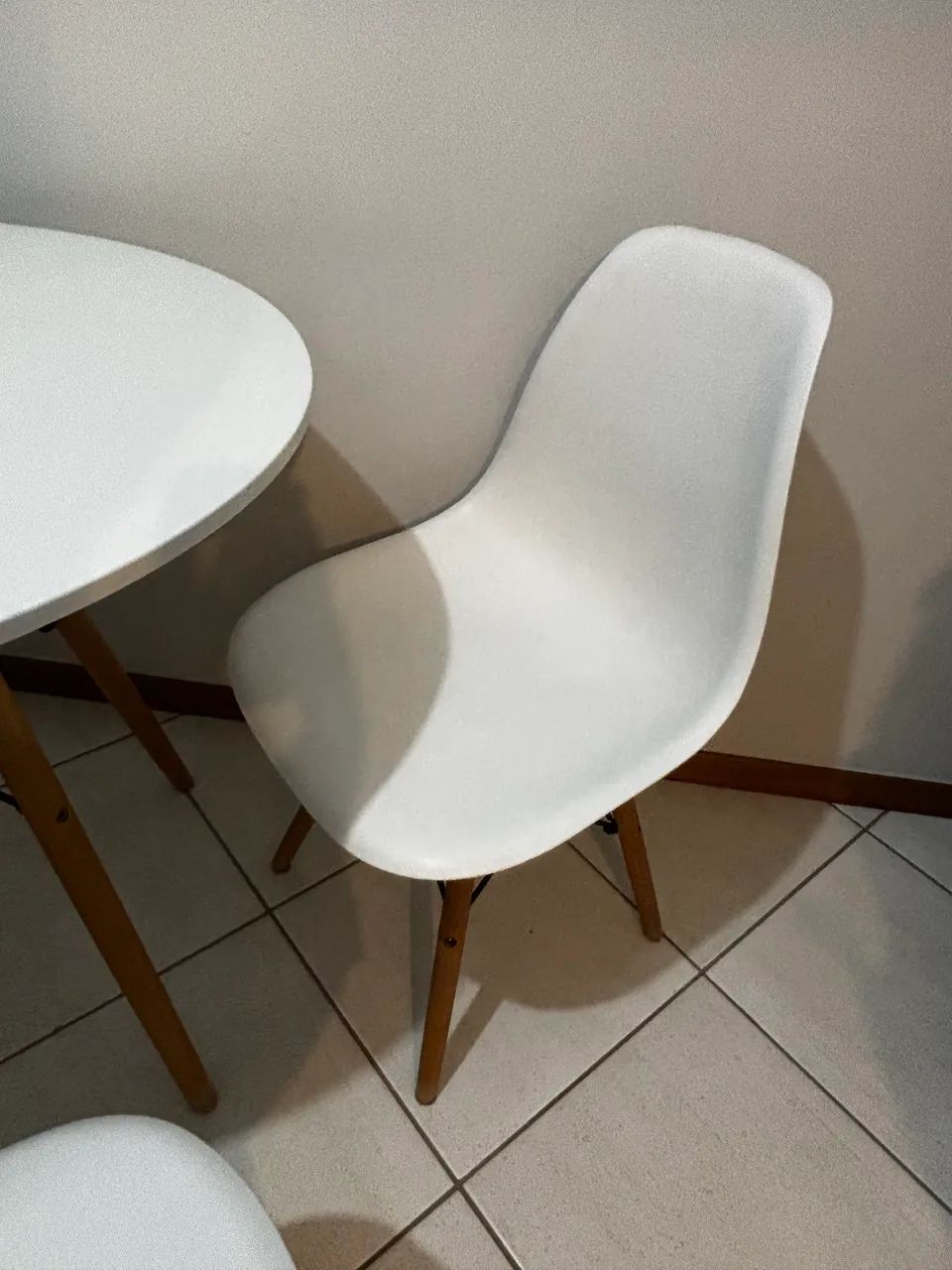 VENDO linda mesa com quarto cadeira  - Foto 4