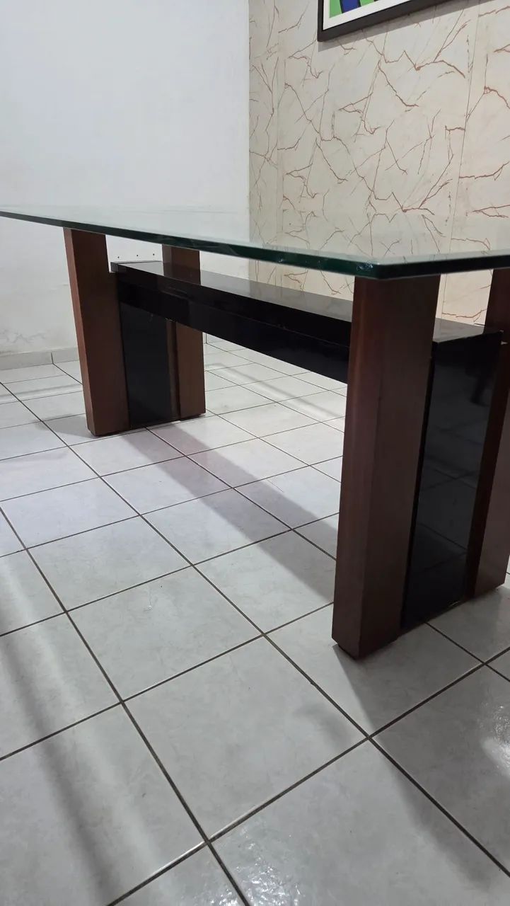 Mesa de vidro e madeira maciça