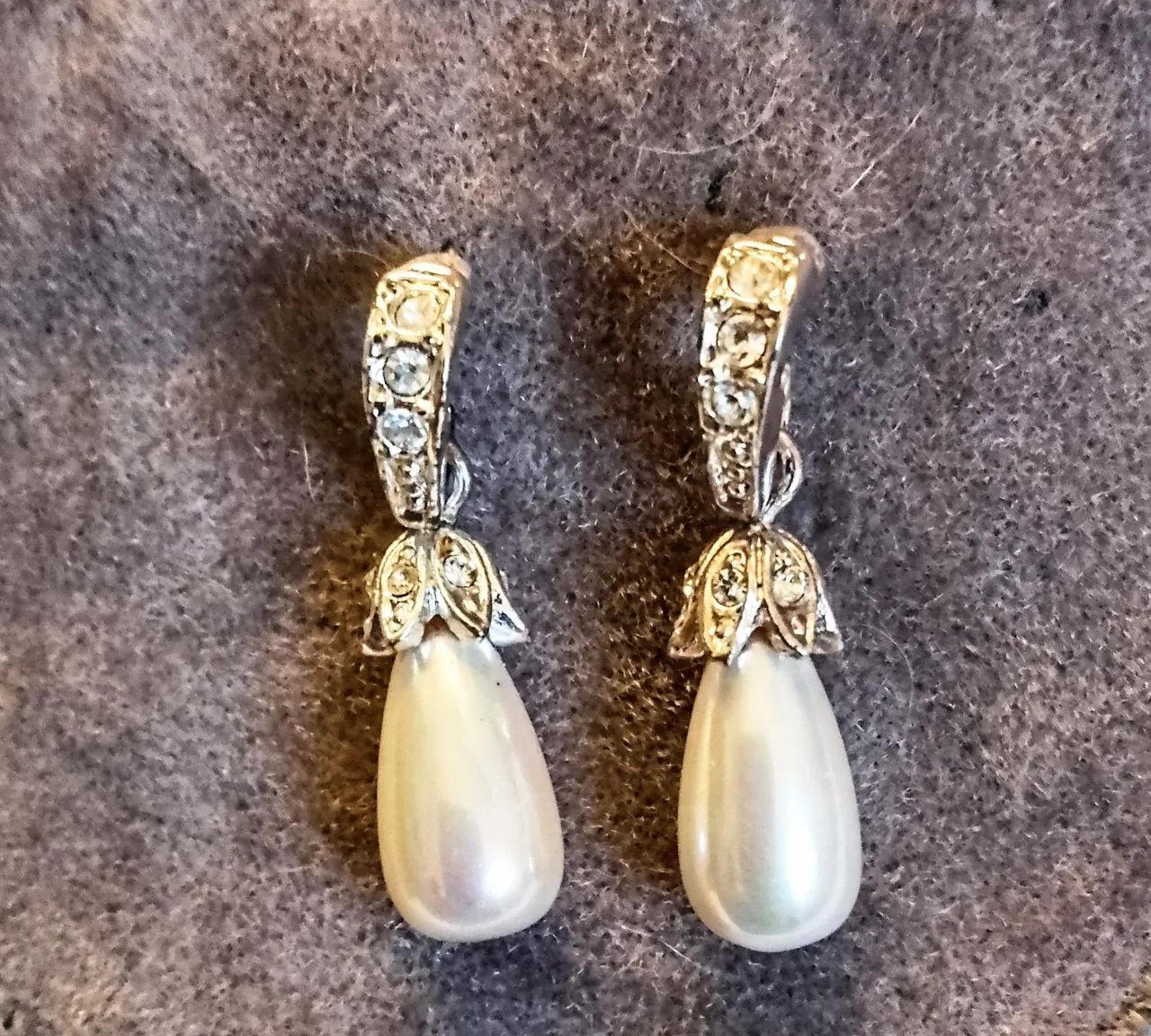 Brincos banhados em rodium com pérola e strass lindo!!! - Foto 3