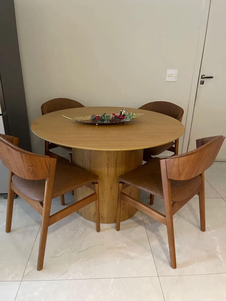 Mesa de madeira e cadeiras em Corino - Foto 2