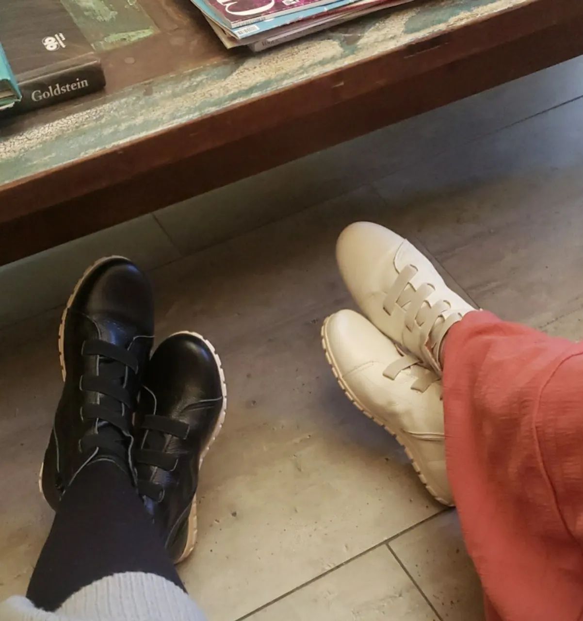 Botas preta e branca - número 37 - Foto 5