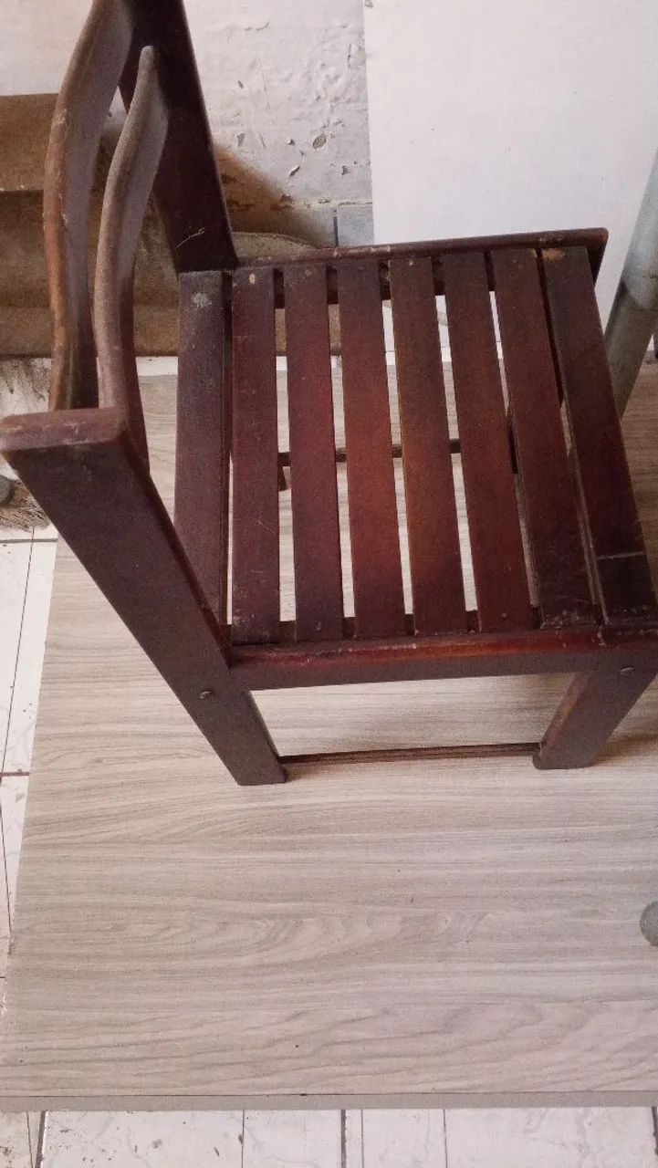 Vendo mesa com 4 cadeiras  - Foto 2
