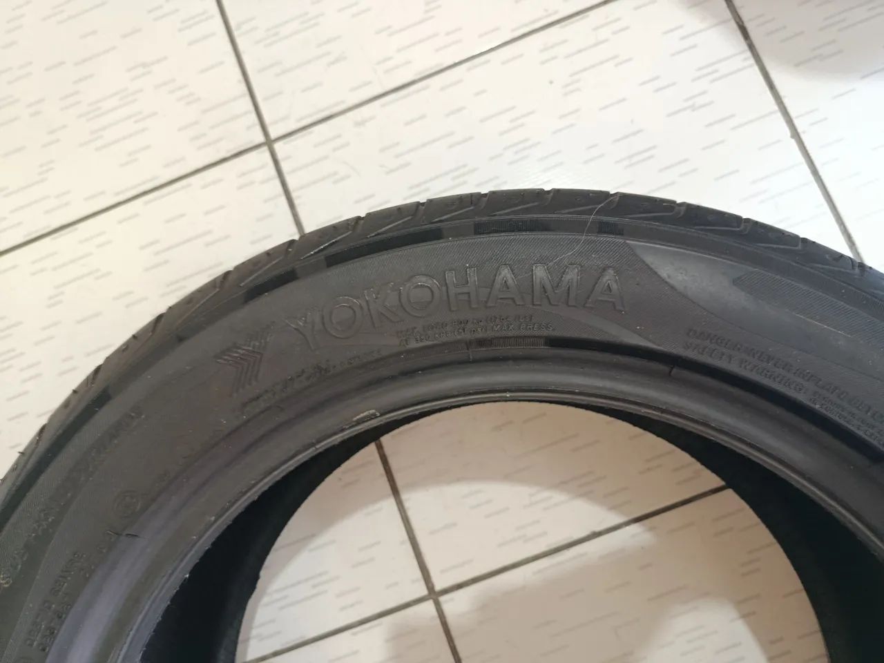 PNEU YOKOHAMA 245/50 R18 RUN FLAT  - Foto 4