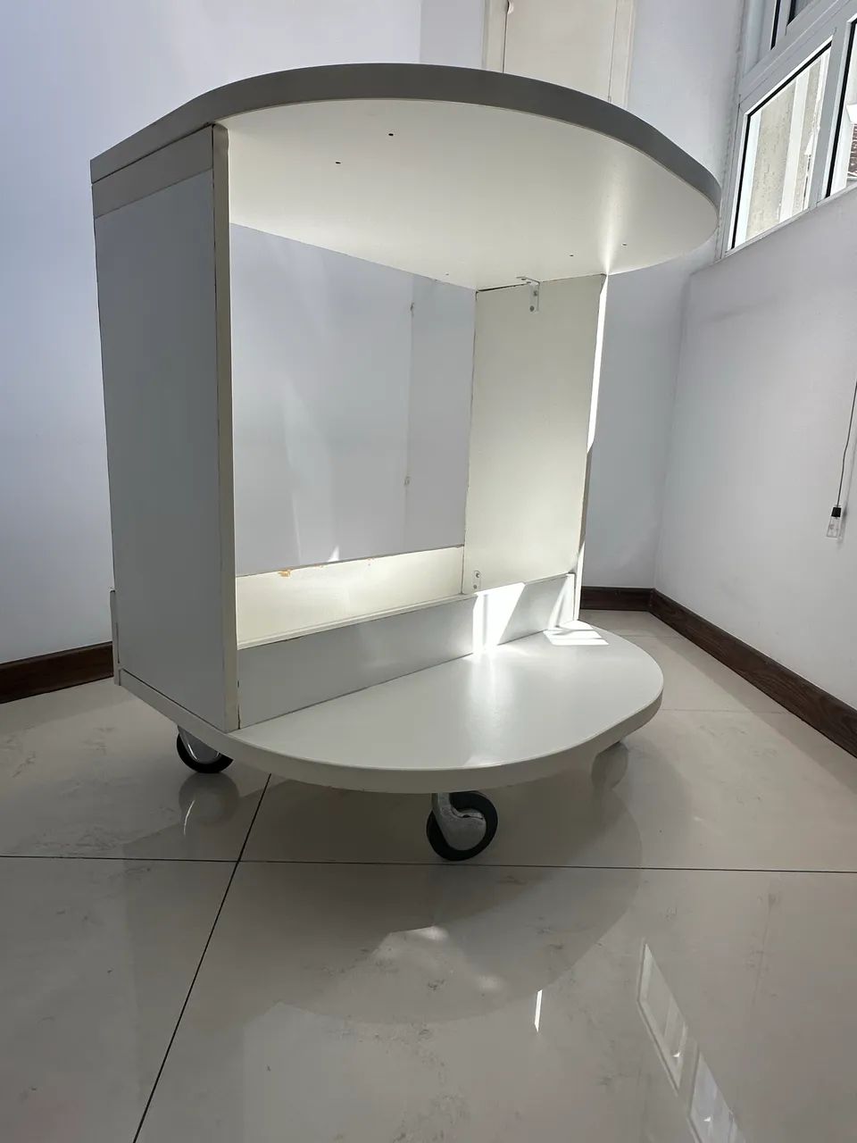 Mesa arredondada para café ou impressora de fórmica branca - Foto 2